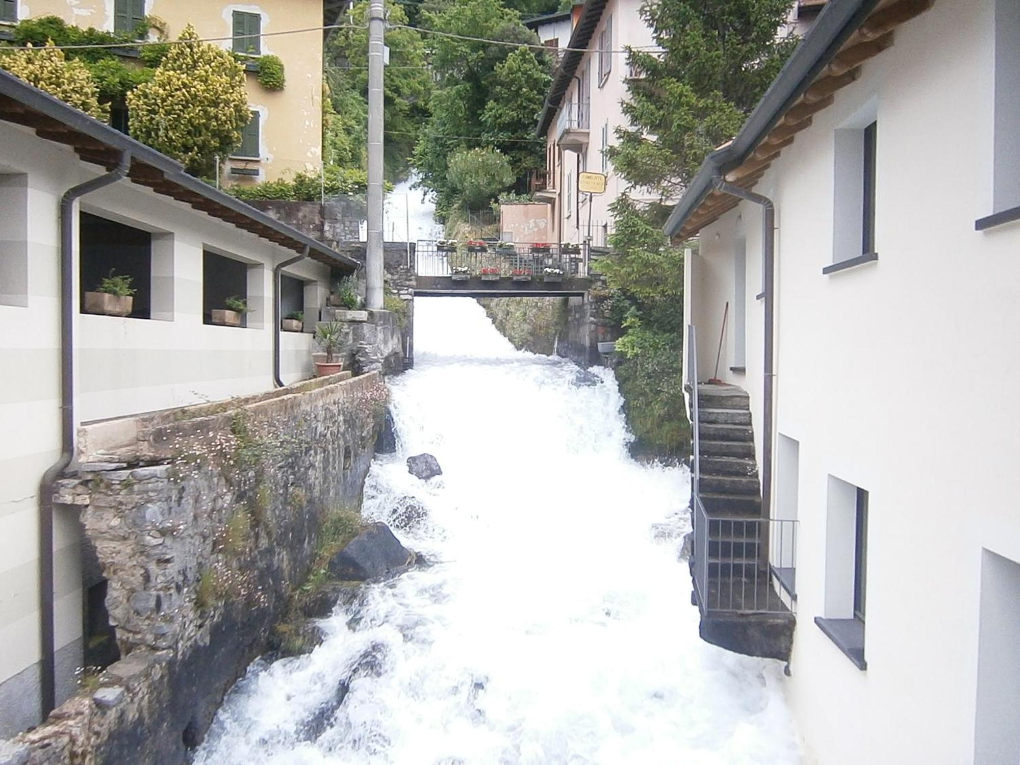 Casa In Riva Al Lago ヴァレンナ エクステリア 写真